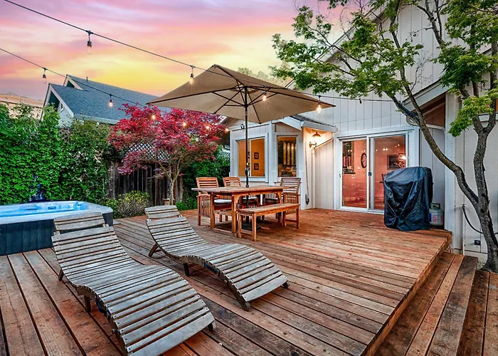 Spacious Oasis Hot Tub Backyard Garden 3Br/2Ba
