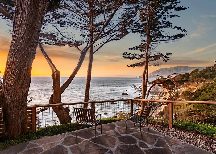 Private Blufftop Retreat With Ocean Views & Hot Tub